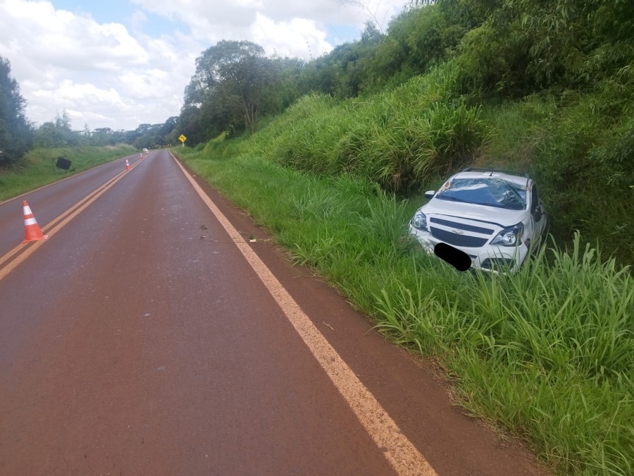 Veículo colide com barranco deixando condutora ferida na PR-180, no distrito de Juvinópolis, em Cascavel