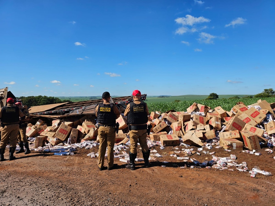 Carga de cigarros contrabandeados é apreendida após caminhão tombar na PR-581, entre Assis Chateaubriand e Tupãssi