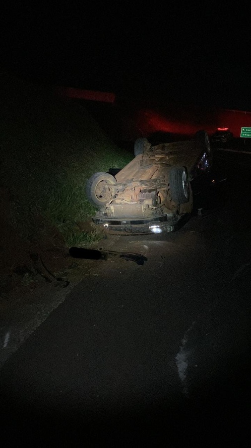 Veículo capota às margens da rodovia PR-486, em Perobal-PR