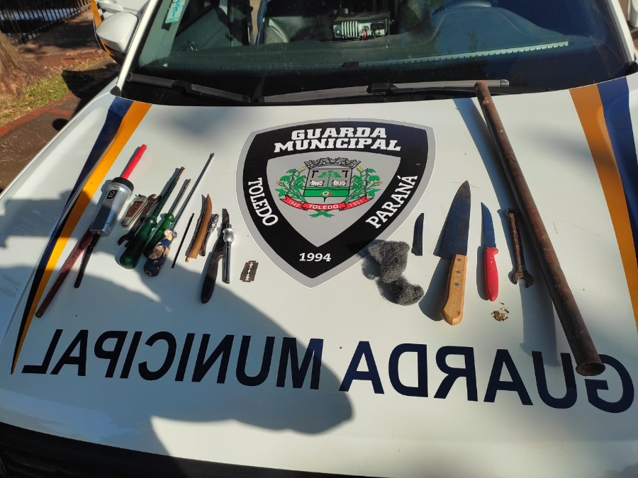 GM realiza abordagem a pessoas em situação de rua na Praça Willy Barth e apreende armas brancas