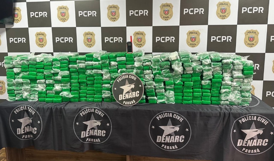 Carro roubado em Toledo é apreendido com mais de 200 quilos de maconha na BR-277