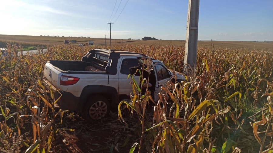 Carro para dentro de lavoura após capotar na PR-182 em Toledo
