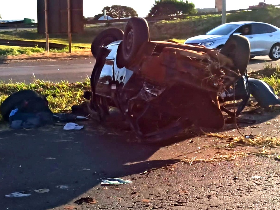 Capotamento na BR-163 deixa motorista gravemente ferido, em Toledo