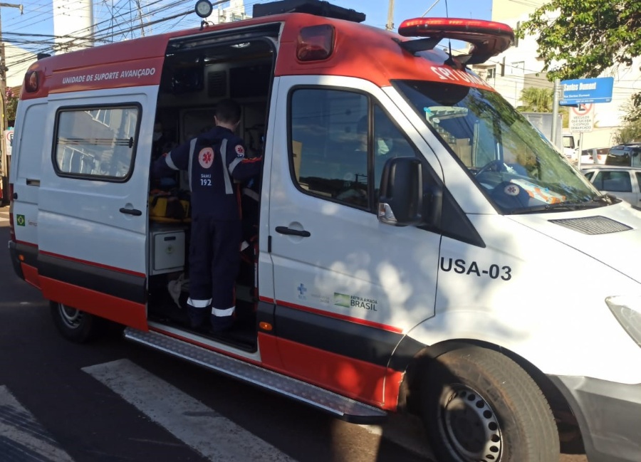 Acidente entre carro e motocicleta deixa duas pessoas feridas no Centro de Toledo