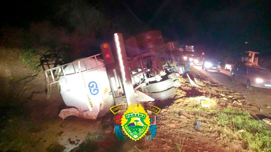 Caminhão de Toledo tomba na PR-431 em Jacarezinho e motorista fica gravemente ferido