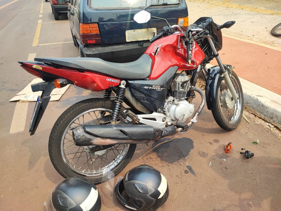 Motociclista fica ferido ao colidir com carro estacionado, no Jardim São Francisco