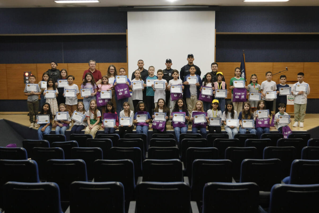 EducaTrânsito reconhece crianças autoras de desenhos que farão parte do calendário 2026