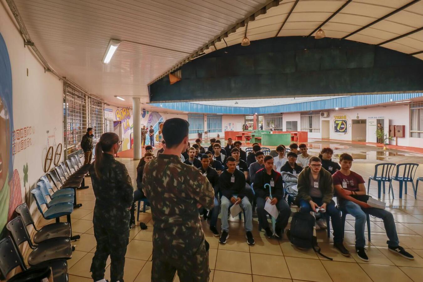 Jovens lotam CJU Europa para realizar inspeções médicas do alistamento militar