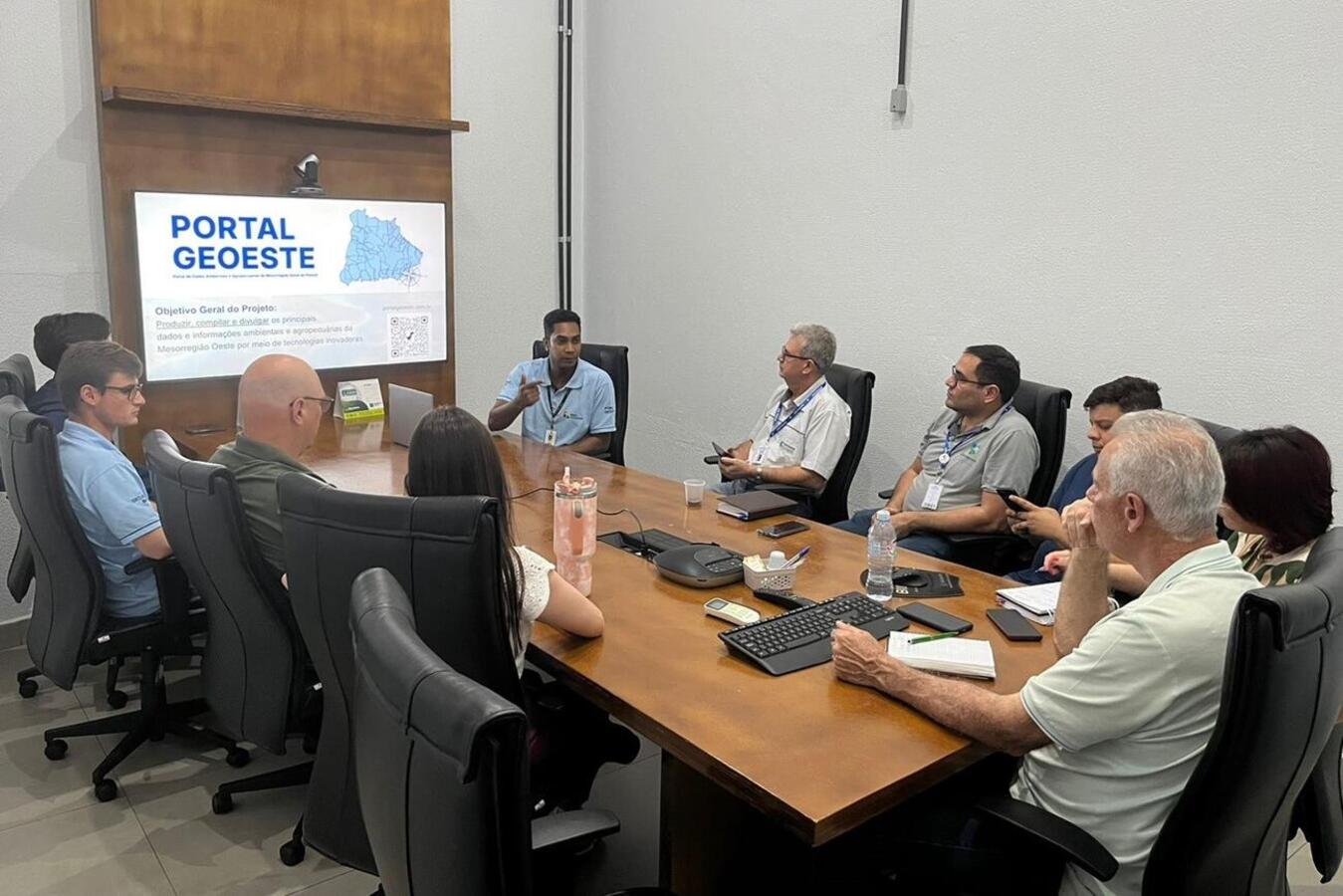Equipe da Secretaria da Agricultura e Proteína Animal conhece o Geoeste