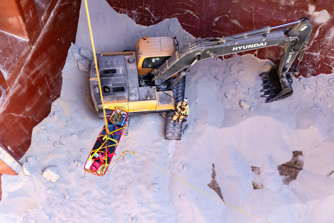 Porto de Paranaguá realiza simulação inédita de resgate em porão de navio