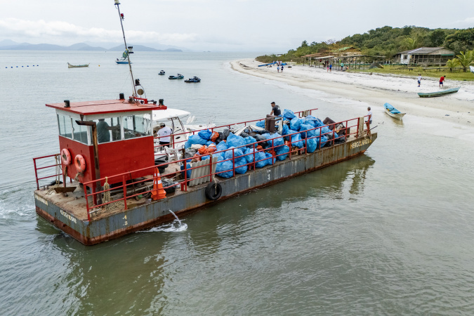 Mutirão de Limpeza das Praias da Ilha do Mel recolhe quase 11 toneladas de resíduos