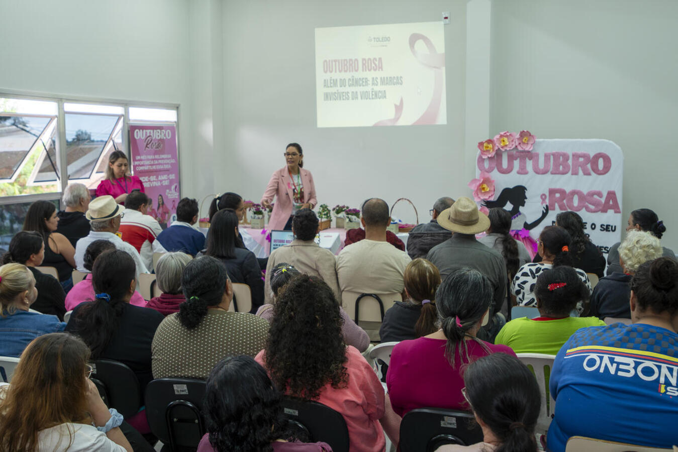 Ação no Cras V aborda cuidado integral da mulher no Outubro Rosa