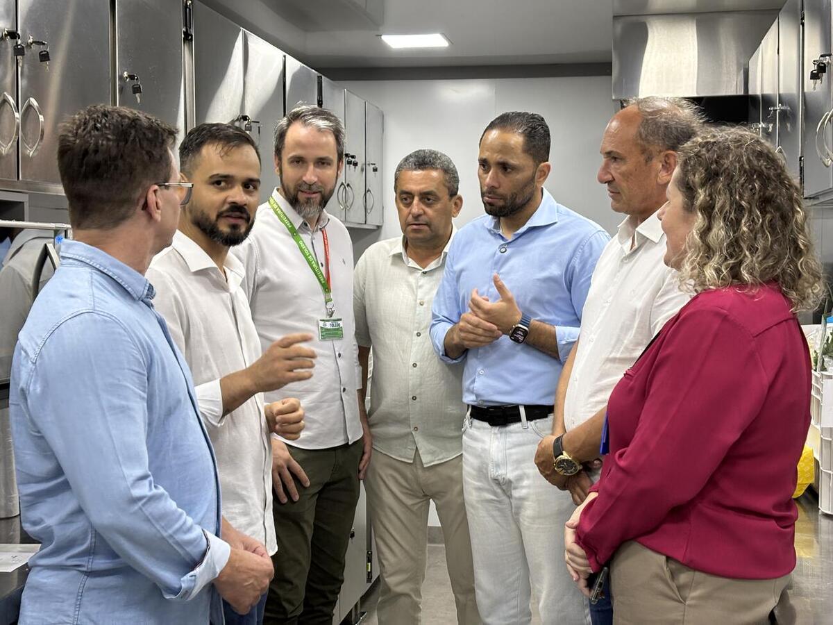 Carretas do Senac e Senai em Toledo recebem visita do secretário Estadual do Trabalho