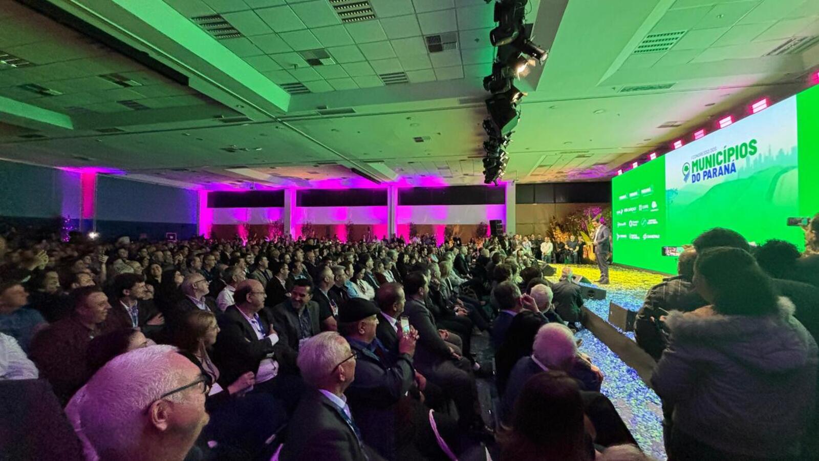 Congresso em Curitiba reúne prefeitos e anuncia R$ 11,6 bilhões para os Municípios