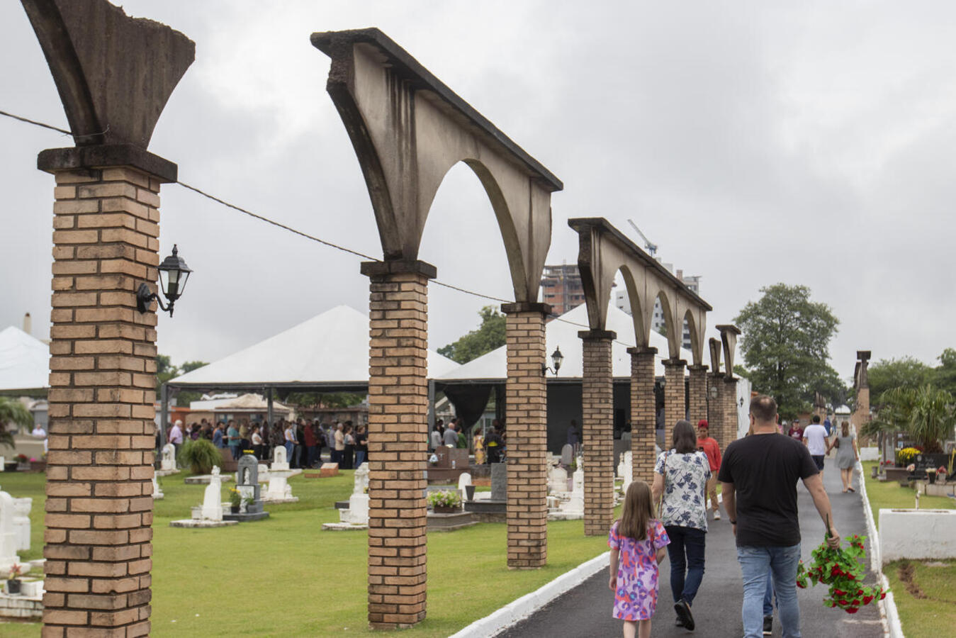 Prazo para familiares reformarem túmulos nos cemitérios de Toledo acaba no dia 27