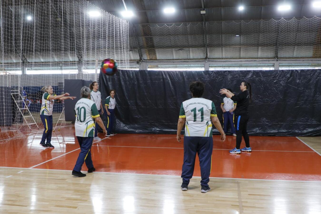 Torneio Regional de Vôlei no Escuro 70+ reúne nove municípios em Toledo