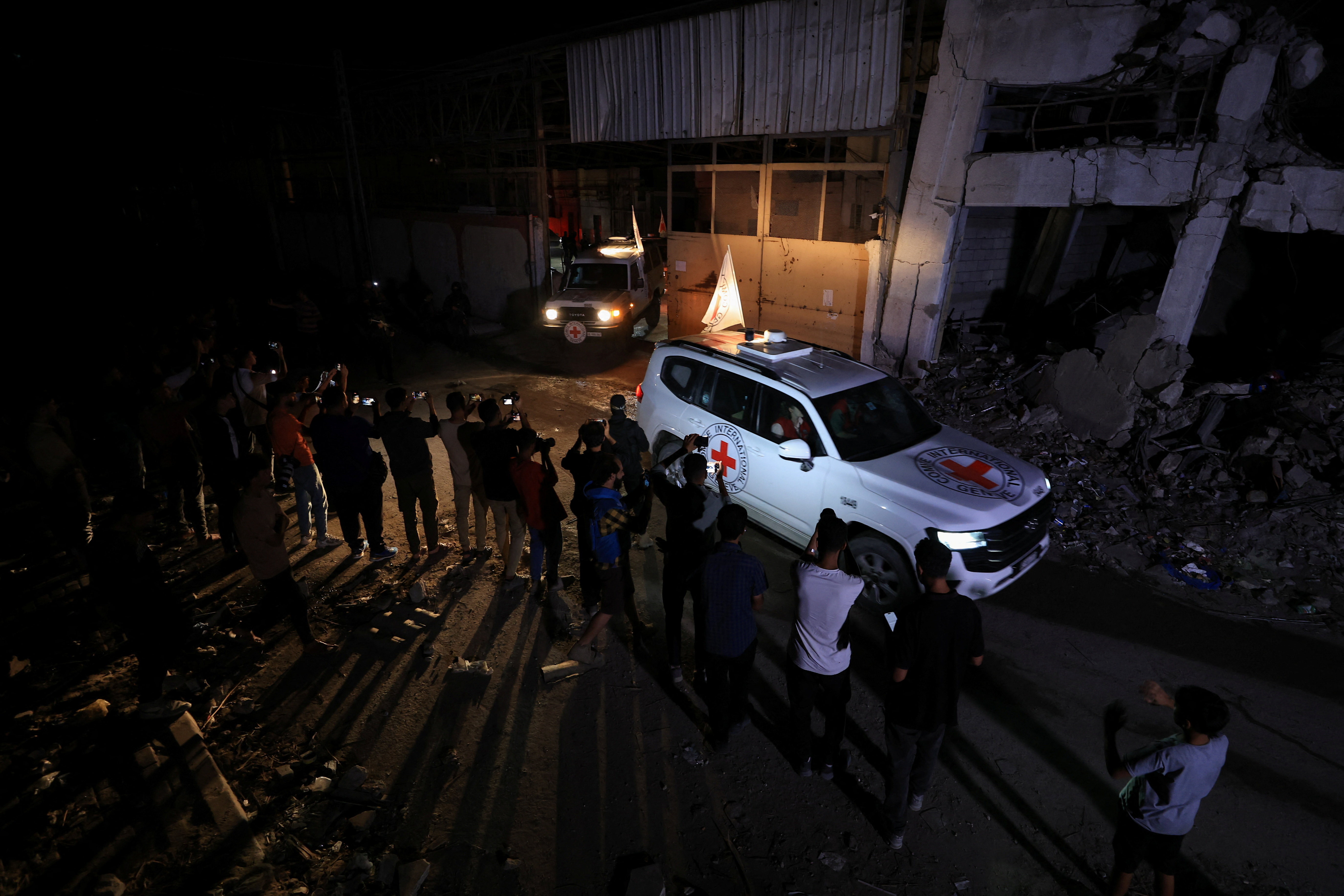 Hamas entrega corpos de reféns após Israel ameaçar cortar ajuda