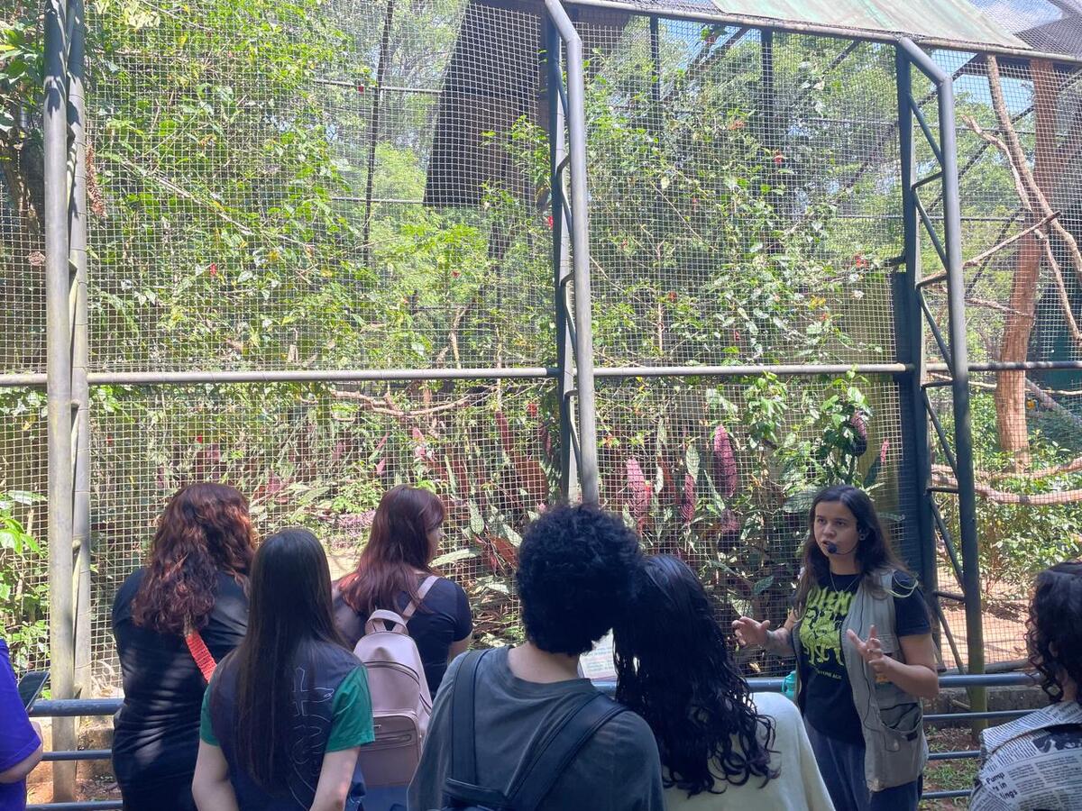 Adolescentes atendidos pelo CAPSi fazem visita guiada ao zoológico de Cascavel