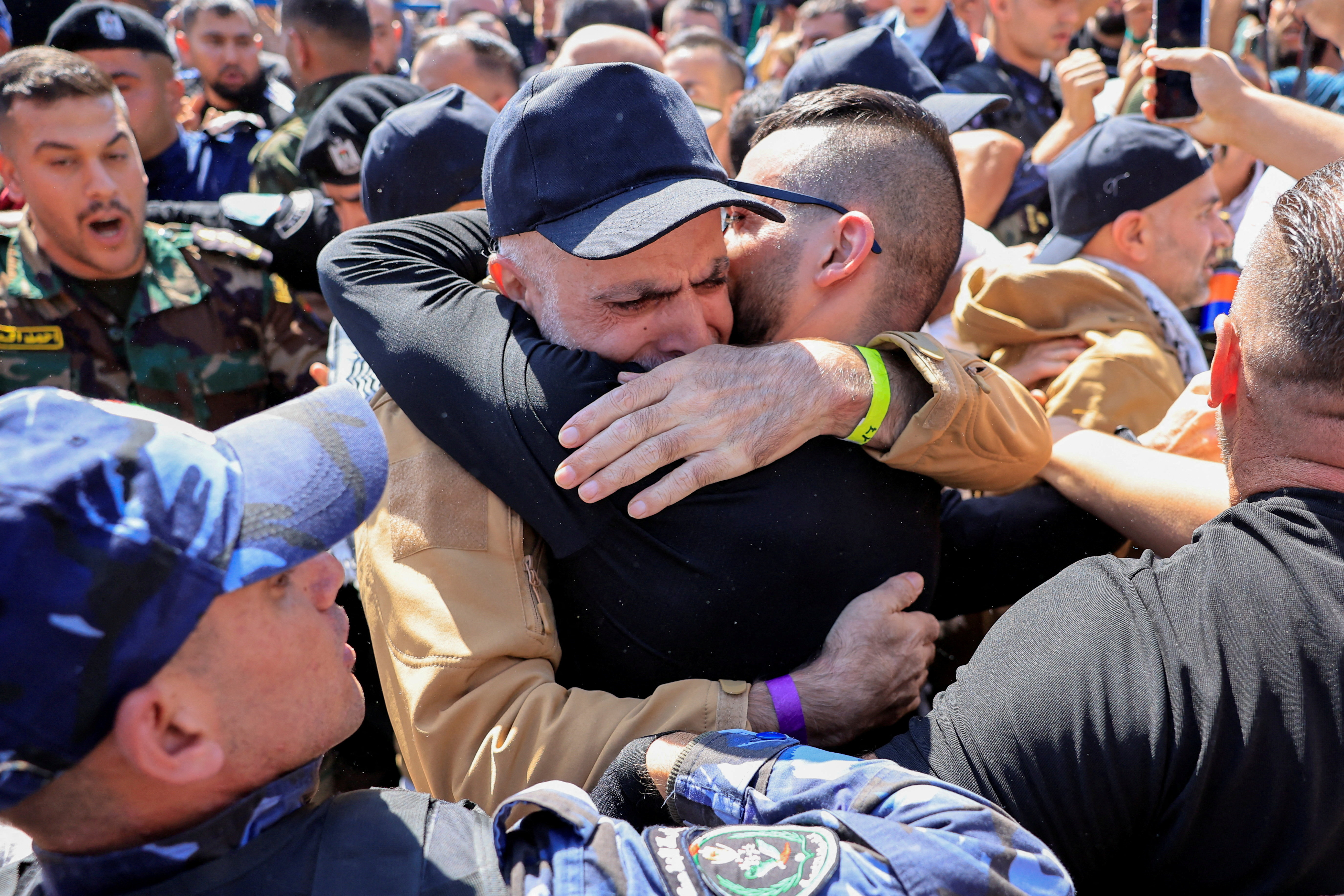 Hamas recebe 15 corpos e critica sinais de abusos e espancamentos