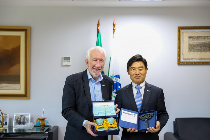 Piana recebe cônsul-geral da Coreia do Sul para tratar da instalação da LG no Paraná
