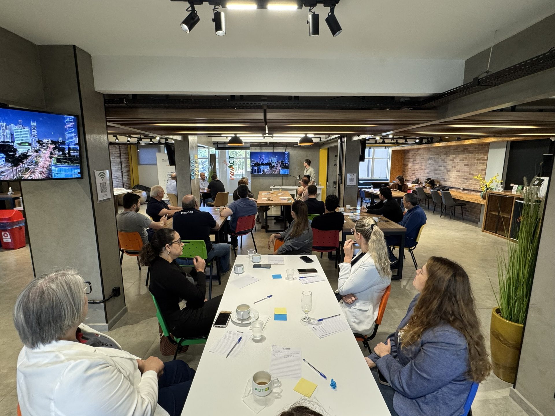Diretoria da ACIT realiza encontro estratégico de fortalecimento da marca