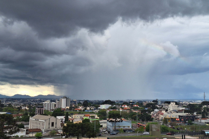 Volume de chuva em outubro já ultrapassou a média do mês em quatro estações do Simepar