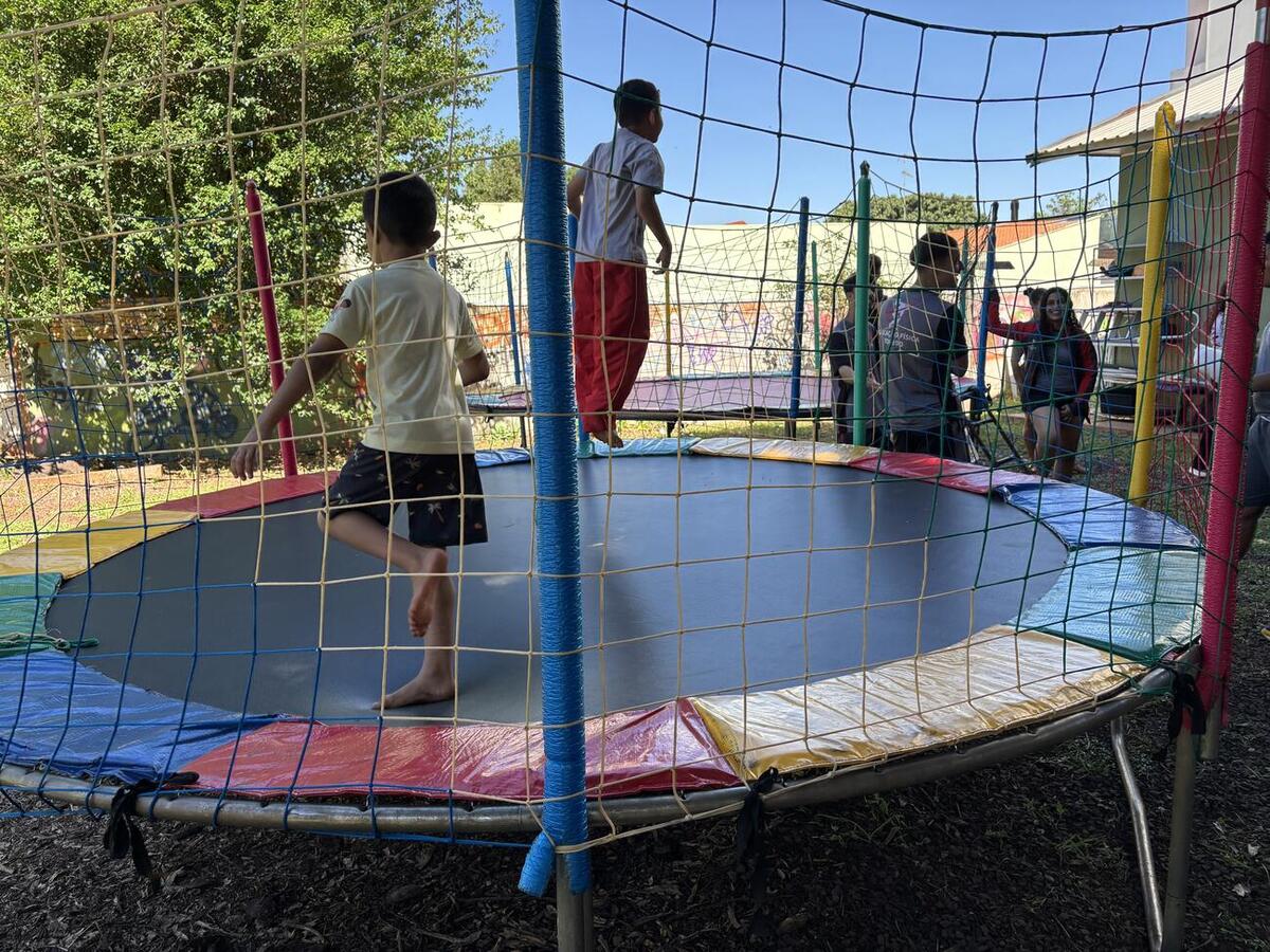 Crianças e adolescentes do CAPSi participam de um dia de diversão