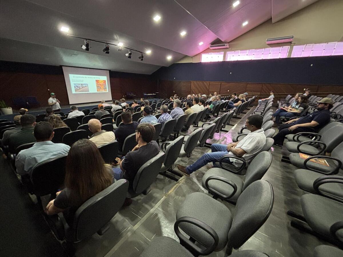 Produtores de leite participam de encontro sobre conforto térmico e produtividade em Toledo