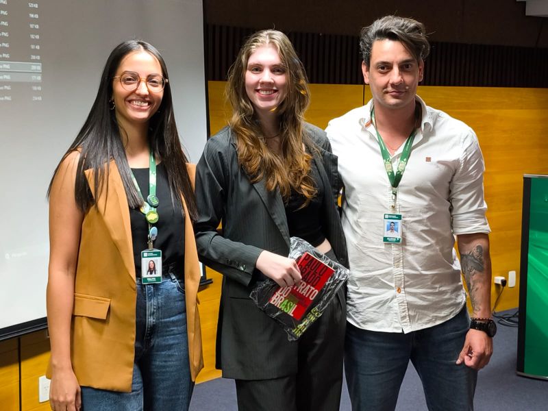 Estudantes da FAG Toledo recebem homenagens por excelente desempenho em simulado
