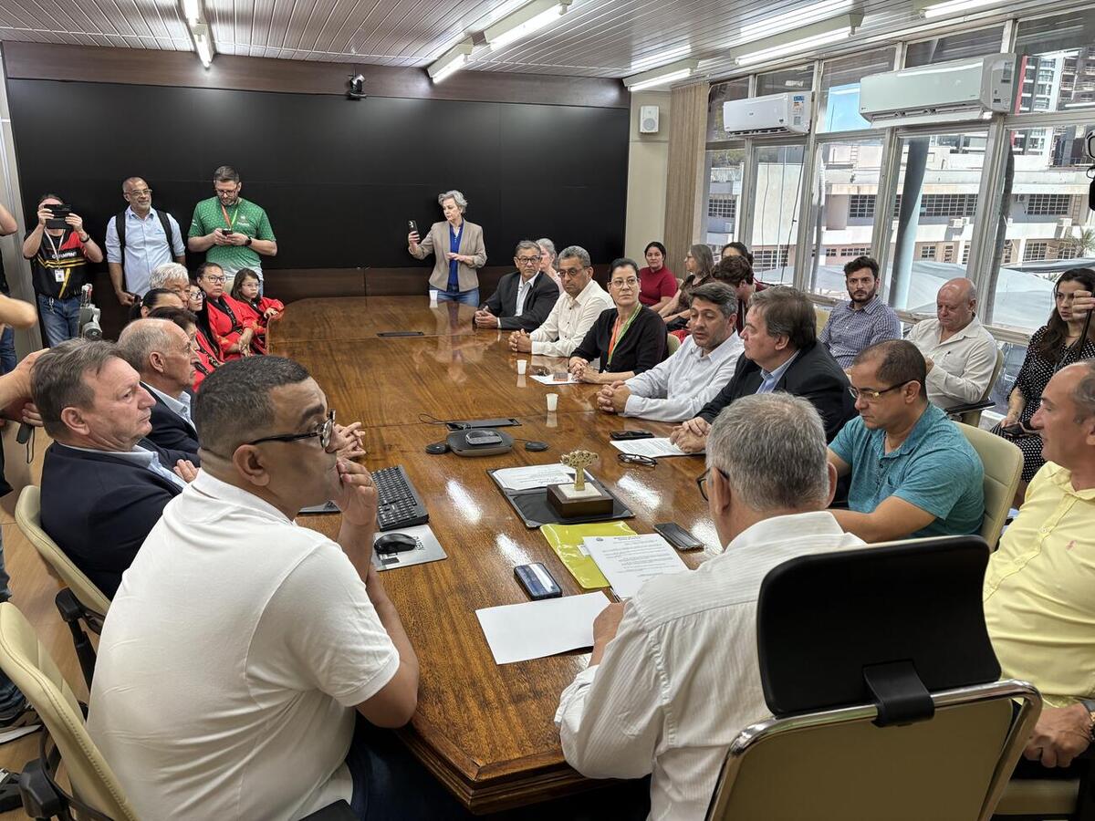 Leis sobre permuta de imóveis, comunicação inclusiva e retirada de fios são sancionadas em Toledo