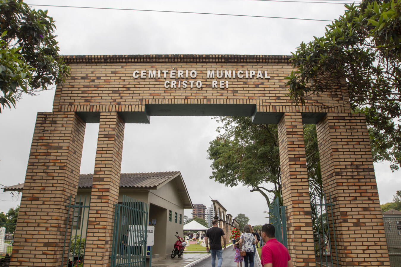 Cemitérios de Toledo se preparam para receber visitantes no Dia de Finados