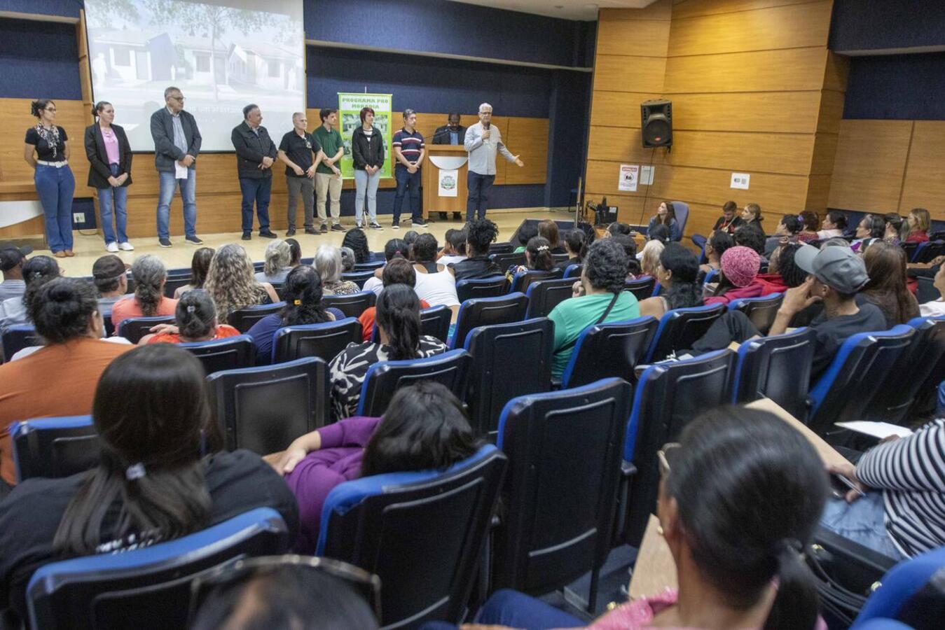 Famílias contempladas para o Loteamento Social participam de primeira reunião