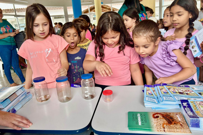 Força-tarefa contra escorpiões mantém mobilização e leva orientação às escolas do Paraná