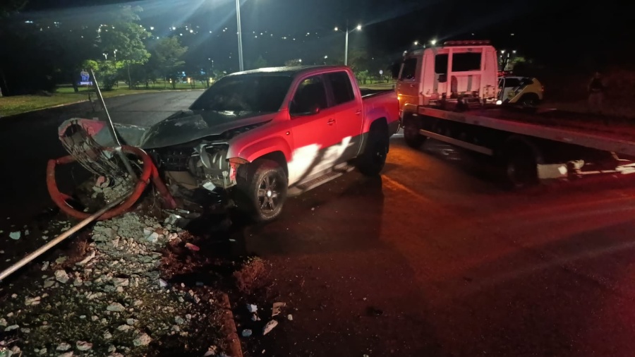 Caminhonete bate contra poste em Toledo e duas mulheres ficam feridas; motorista fugiu