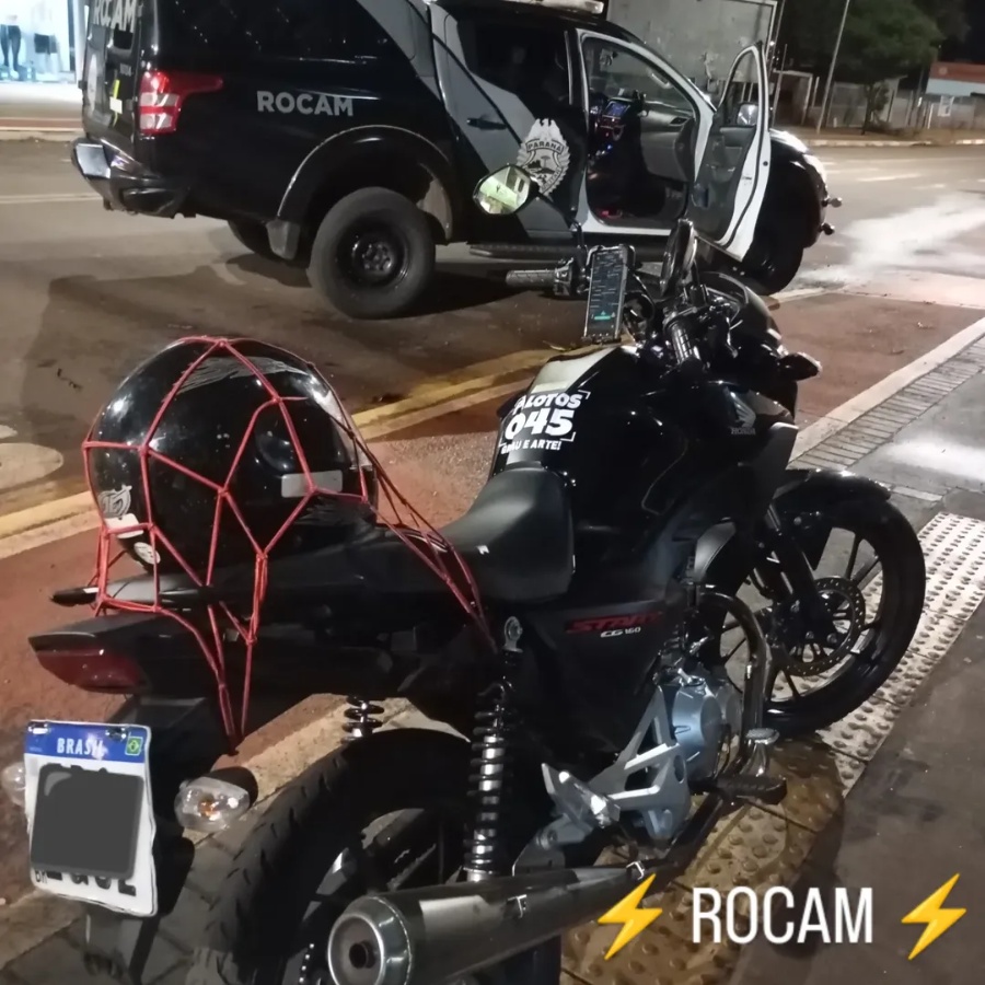 Rapaz sem CNH tem moto apreendida ao ser flagrando conduzindo veículo na calçada, em Toledo