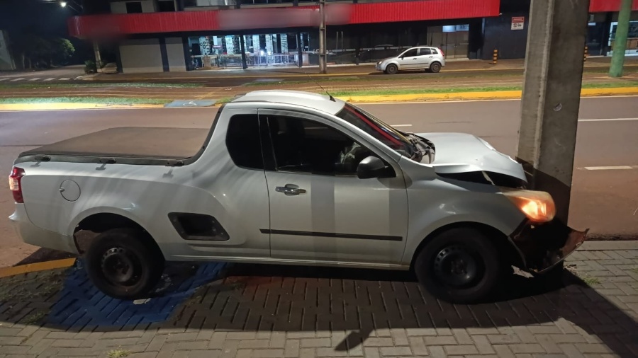 Após sofrer mal súbito, motorista colide contra poste na Avenida Parigot de Souza, em Toledo