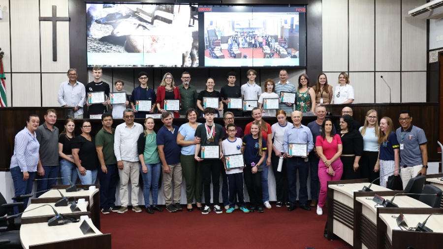 Atletas, professores e escolas de Toledo recebem Moções de Aplausos em solenidade na Câmara