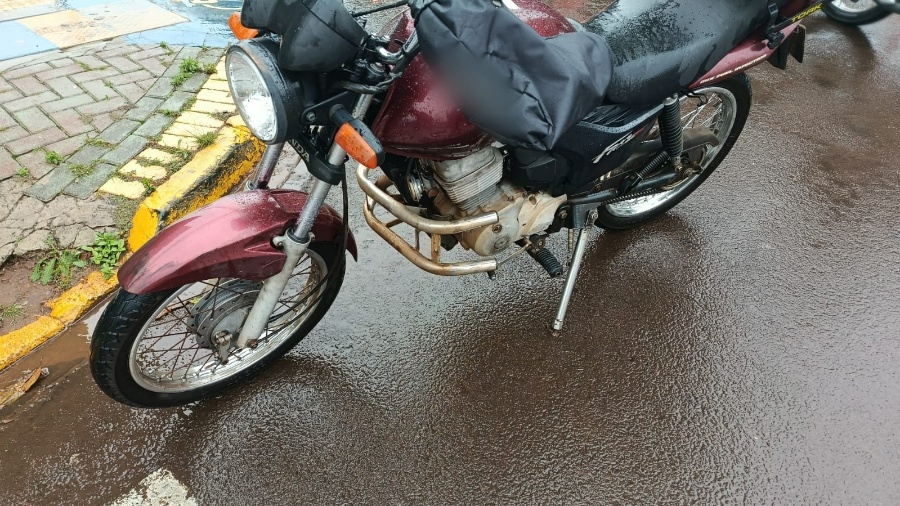 Motociclista de 30 anos fica ferido em colisão com carro na Vila Pioneiro