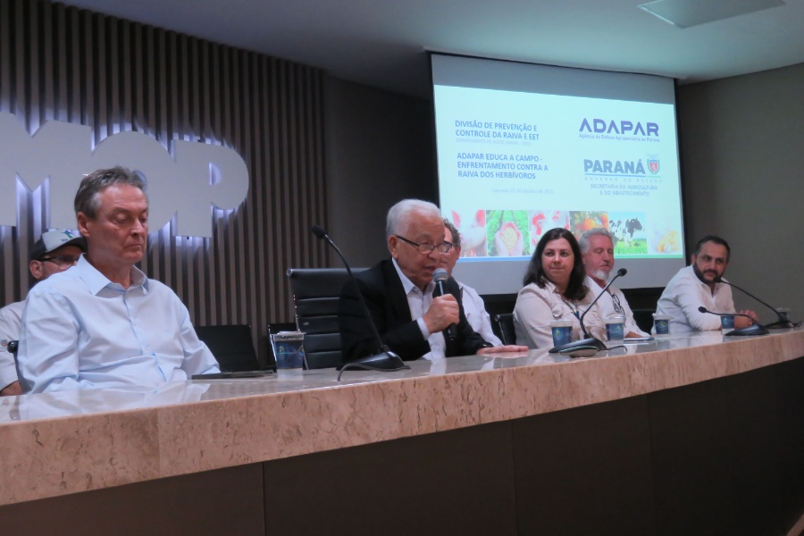 Adapar reúne lideranças no Oeste e reforça mobilização contra a raiva em herbívoros