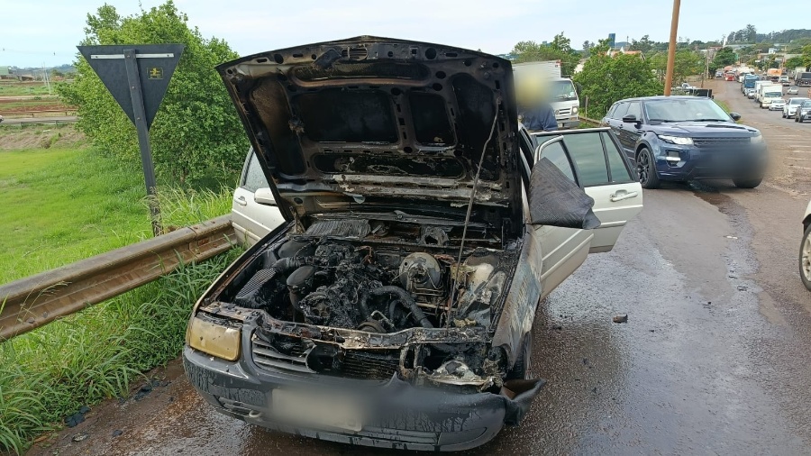 Incêndio destrói parte dianteira de veículo em viaduto da BR-163, em Toledo