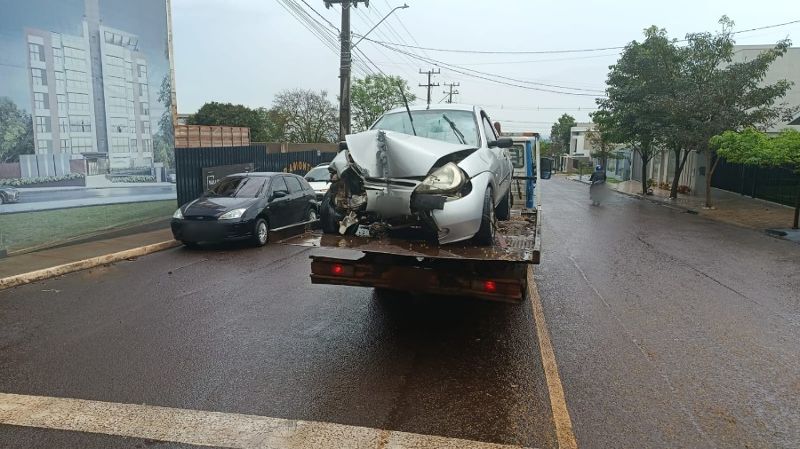 Motorista de 22 anos fica ferida após colisão com poste em Toledo
