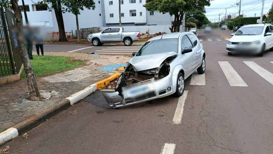 Mulher fica ferida em colisão entre dois carros na Vila Industrial, em Toledo