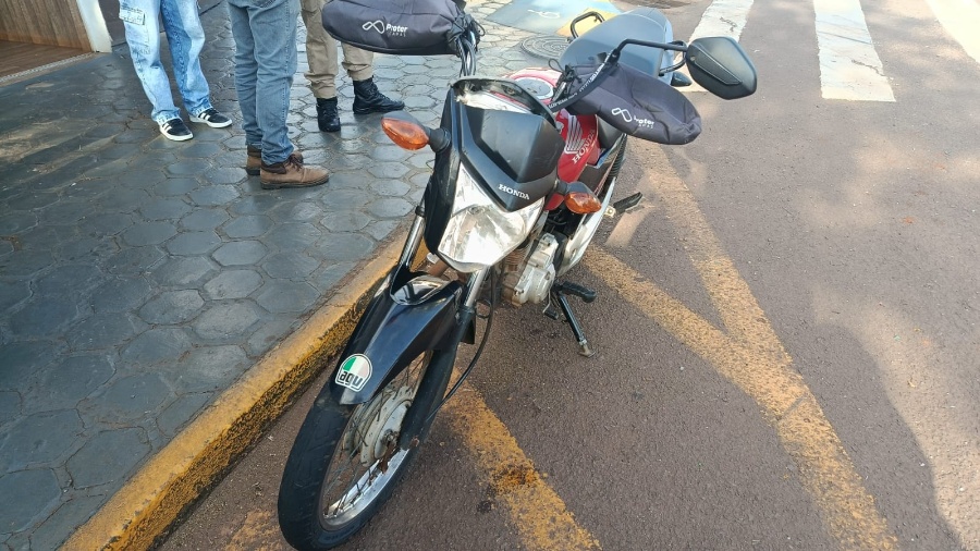 Motociclista fica ferido após colisão com carro em cruzamento sinalizado com semáforo no Centro de Toledo