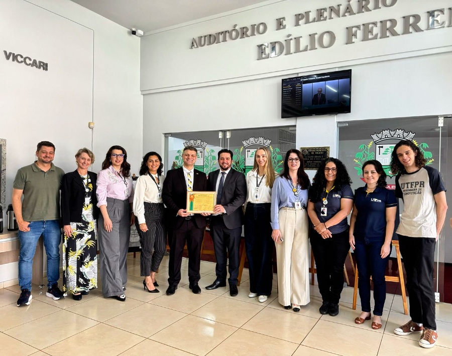 Vereador Roberto de Souza entrega Moção de Aplausos à UTFPR por 18 anos de contribuição ao desenvolvimento regional