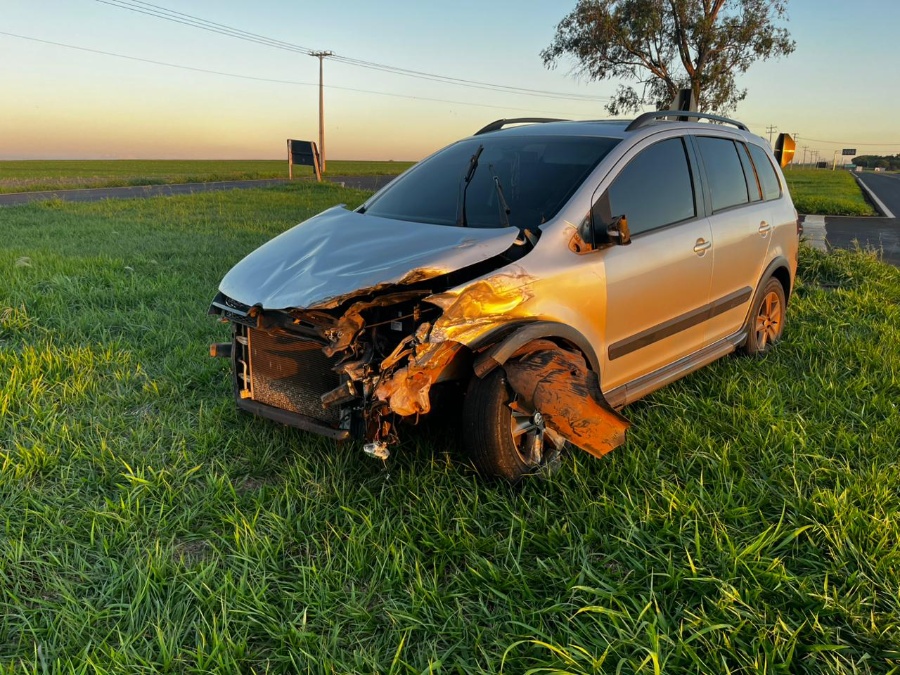 Violenta colisão entre carro e caminhão é registrada na PR-182, em Toledo