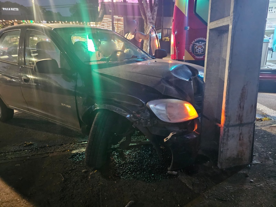 Mulher tem mal súbito e bate Celta contra carro estacionado e poste na Avenida Maripá