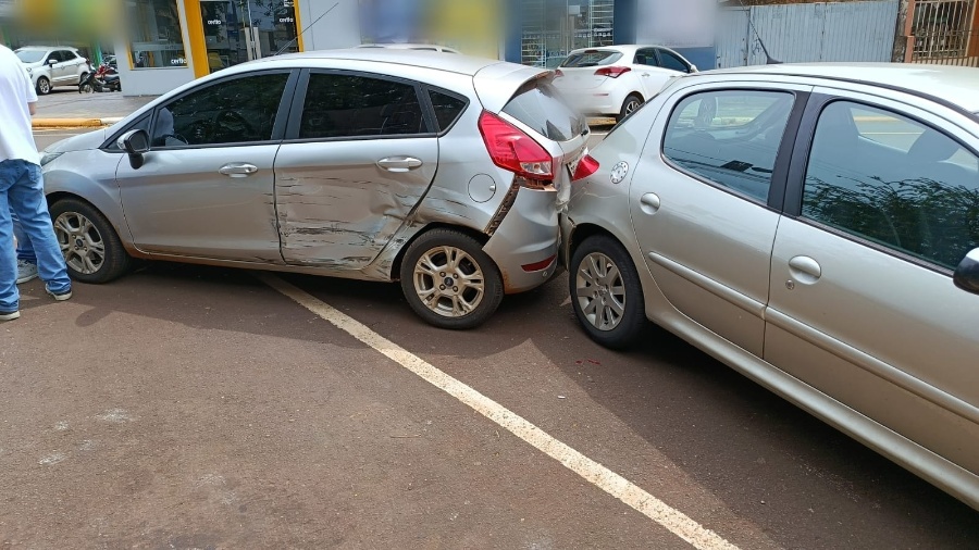 Colisão envolve três veículos na região central de Toledo