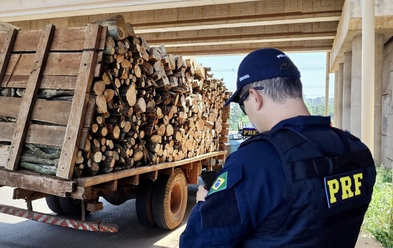 Motorista é flagrado usando corda como cinto de segurança em caminhão irregular na BR-163, em Toledo