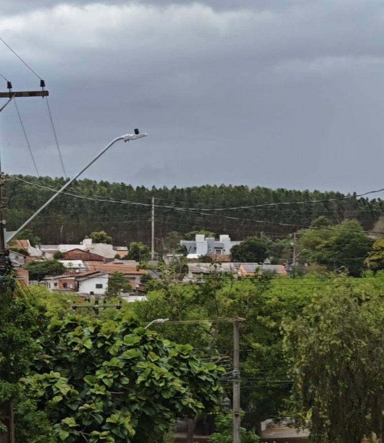 Vento forte e mudança repentina no tempo surpreendem moradores de Toledo nesta quinta-feira