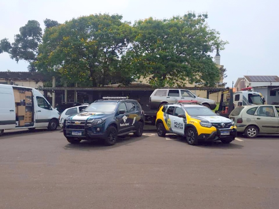 PM e Receita Federal localizam depósito de contrabando em Toledo e apreendem vários veículos